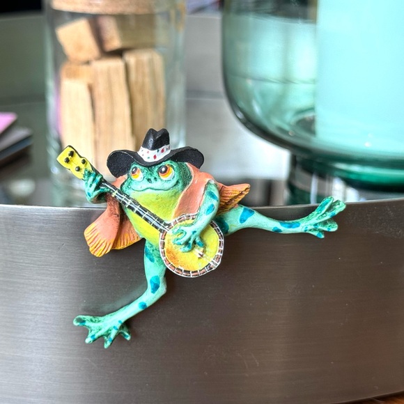 Artisan Country Frog Playing Banjo Brooch - Picture 5 of 6